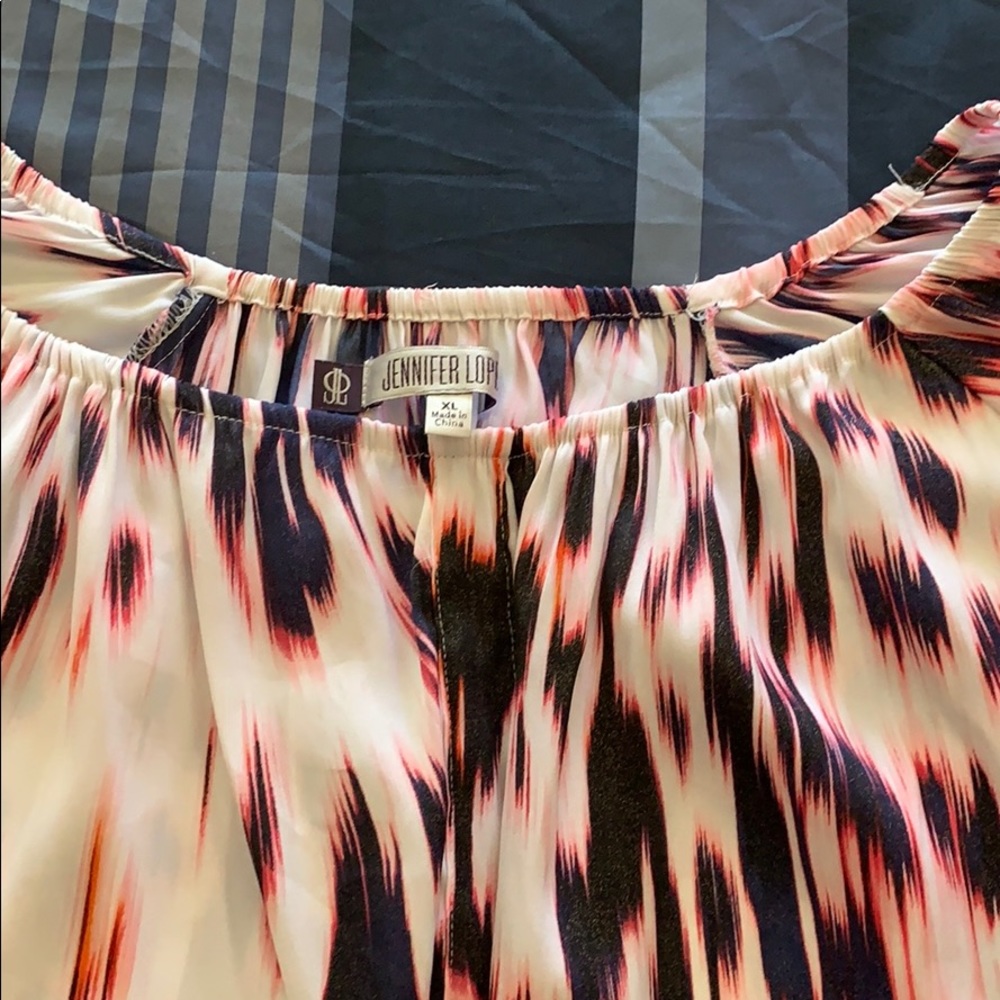 Elastic 3/4 sleeve, knot tied waist.